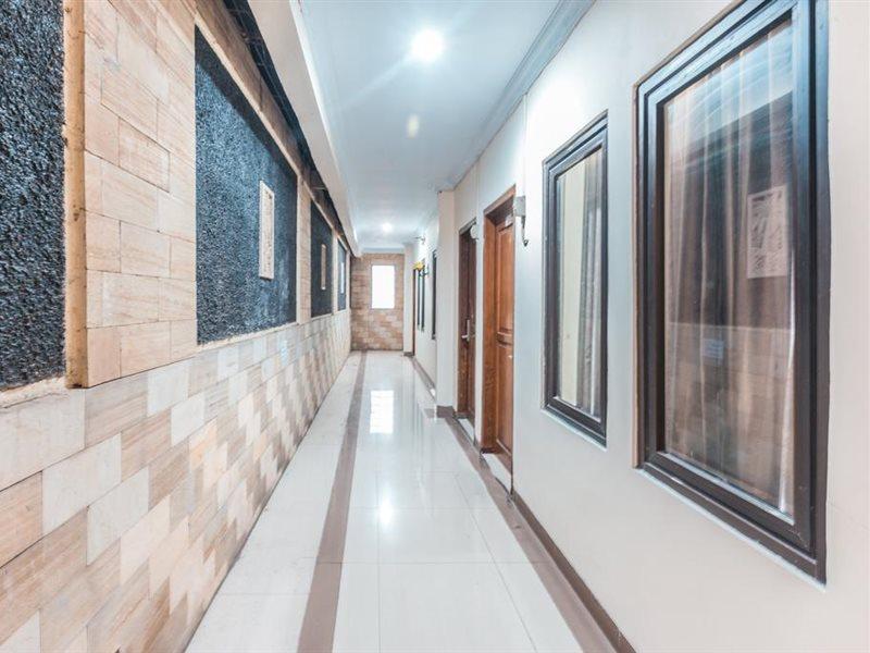 Oyo 1667 Wisma Lux Barkah Cakarta Koridorlar fotoğraf