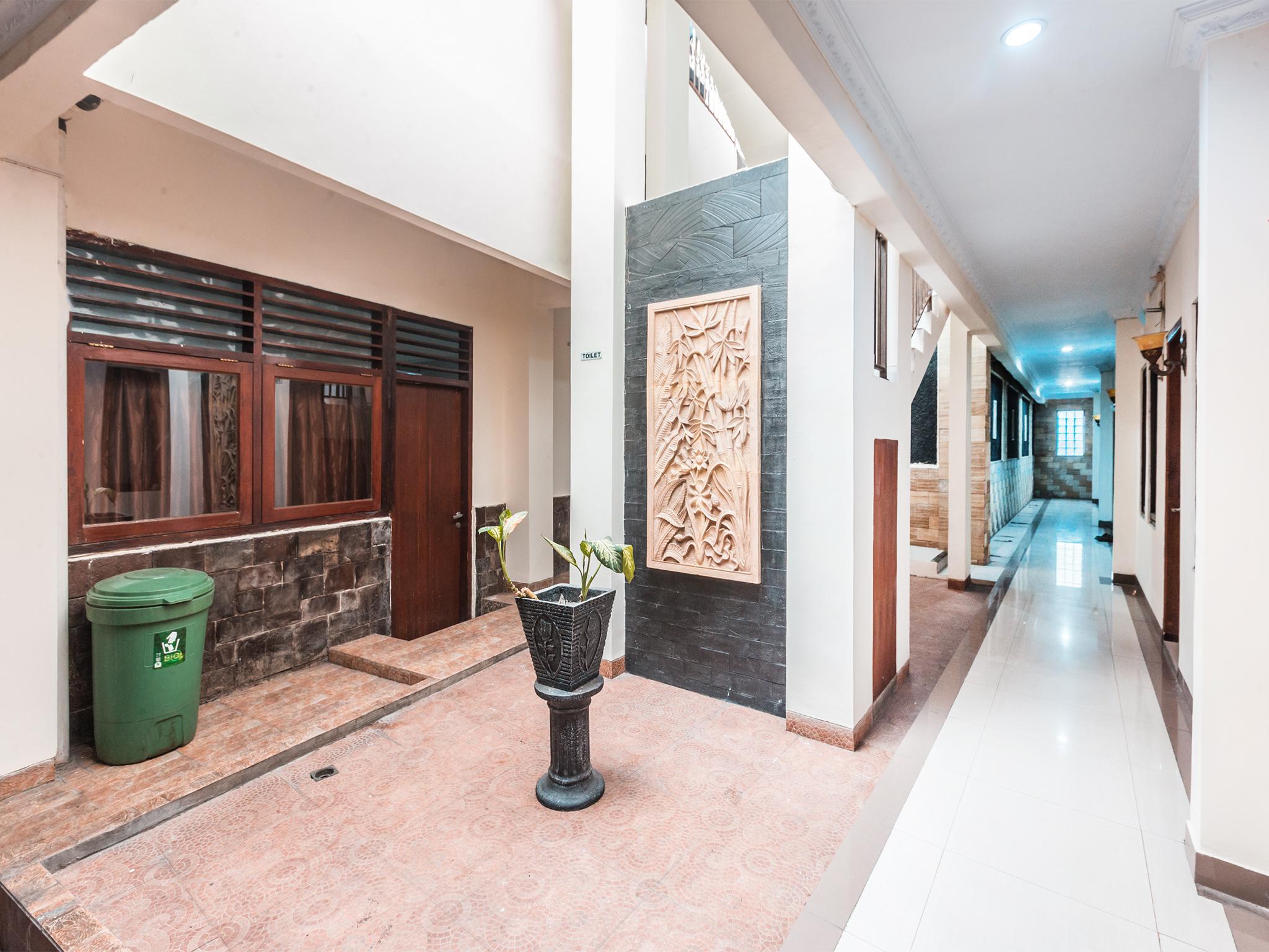 Oyo 1667 Wisma Lux Barkah Cakarta Dış mekan fotoğraf