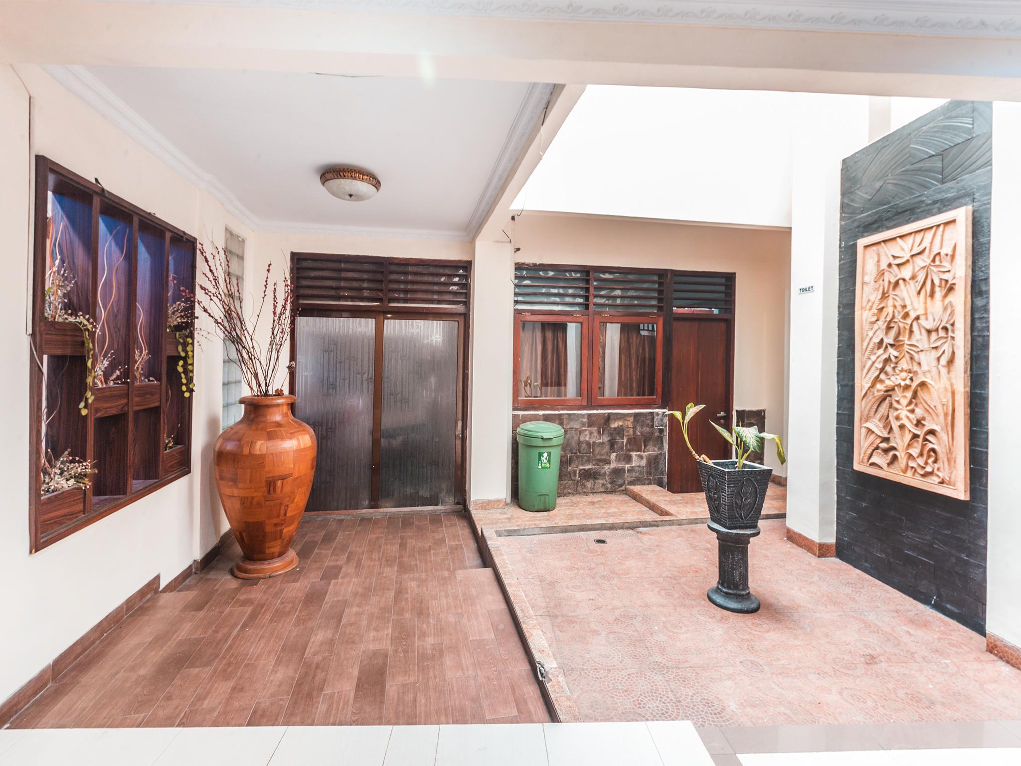 Oyo 1667 Wisma Lux Barkah Cakarta Dış mekan fotoğraf